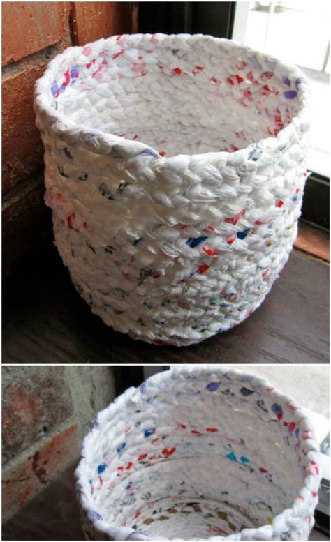 Cute Repurposed Plastic Bag Trash Can Grocery Bag Storage, Plastic Bag Crafts, Diy Baskets, Recycled Plastic Bags, Diy Projektit, Plastic Grocery Bags, Reduce Reuse Recycle, Reduce Reuse, Reuse Recycle