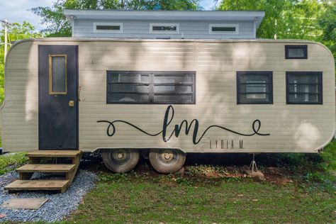 Vintage camper tag along remodel. Mobile salon studio Camper Salon Ideas, Mobile Hair Salon Ideas, Salon Caravan, Massage Trailer, Mail Tech, Cosmetology Business, Facial Studio, Mobile Clinic, Mobile Hair Salon