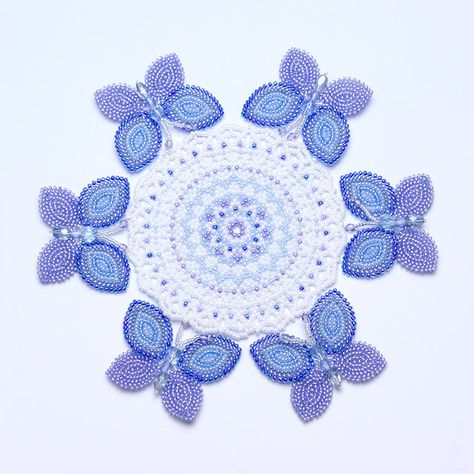 Beaded Doily Pattern Free, Butterfly Doily, Bead Flowers, Free Crochet Doily Patterns, Beaded Butterfly, Seed Bead Crafts, Doily Pattern, Rose Crafts, Bead Tutorials