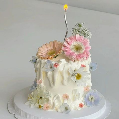 Cake With Flowers Aesthetic, Aesthetic Flower Cake, Cake Real Flowers, Flower Cake Aesthetic, Real Flower Cake, Korean Birthday Cake, Ugly Cakes, Birthday Cakes For Her, Cake With Flowers