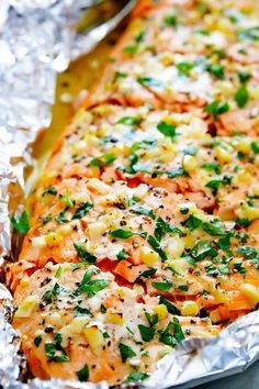 Salmon In Foil Recipes, Grill Salmon, Herb Salmon, Salmon Baked, Salmon In Foil, Fish Recipes Baked, Garlic Butter Salmon, Garlic Salmon, Butter Shrimp