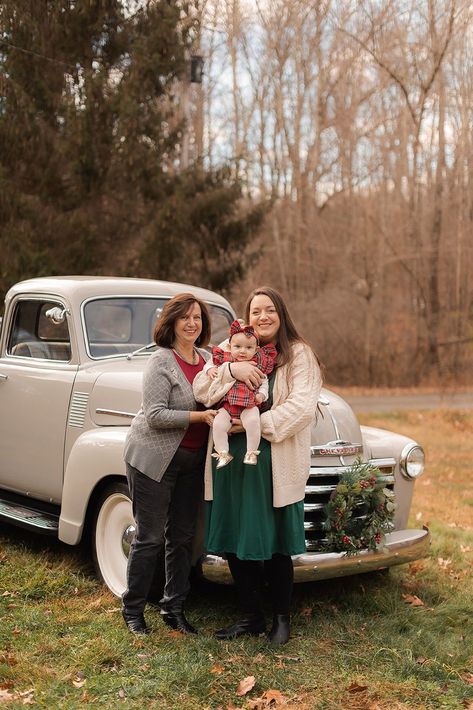 Christmas Vintage truck photography ideas | Toddler and infant christmas photos | Christmas in New York Infant Christmas Photos, Christmas Mini Sessions Outdoor, Truck Photography, Winter Christmas Outfits, Christmas Clothing Ideas, Family Christmas Photos, Casual Thanksgiving Outfits, Outfit Ideas Christmas, Baby Christmas Photos