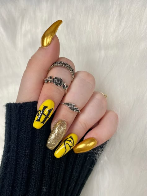 Hufflepuff Nails Easy, Hufflepuff Acrylic Nails, Huffle Puff Nails, Universal Nails Harry Potter, Hufflepuff Inspired Nails, Hufflepuff Nail Designs, Harry Potter Hufflepuff Nails, Harry Potter Nails Designs Hufflepuff, Hufflepuff Nail Art