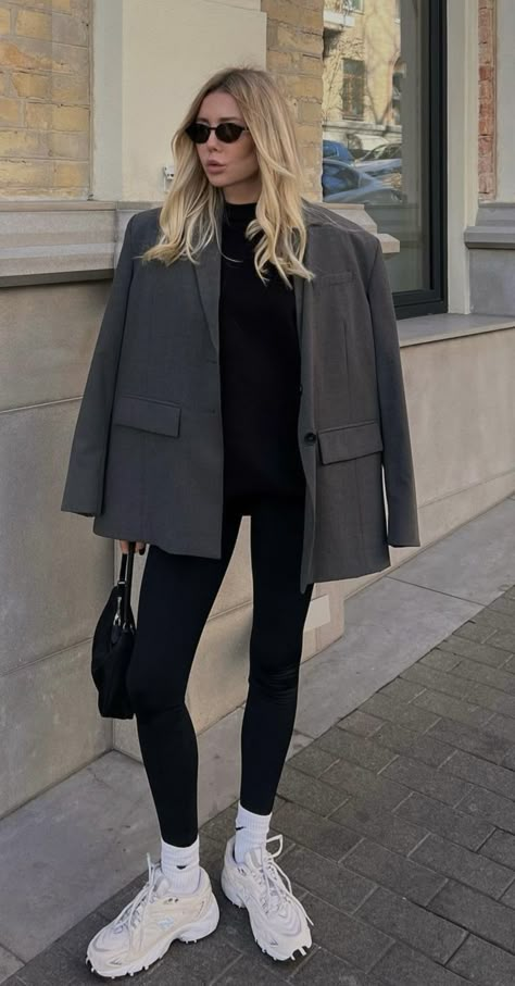 Tights And Sneakers, Sporty Chic Outfits, Campus Outfit, Sport Style, Sneaker Outfits Women, Classic Style Outfits, Minimal Outfit, Paris Outfits, Blazer Fashion