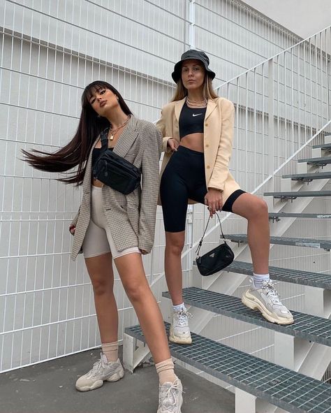 𝐒𝐓𝐑𝐄𝐄𝐓𝐖𝐄𝐀𝐑💸 on Instagram: “| 1 or 2 ? | @irisloveunicorns & @sofiamcoelho  #eaststreetwear_  FOLLOW👉🏻 @eaststreetwear_  for more 🌹” Stile Kylie Jenner, Highsnobiety Fashion, Kim Kardashian Outfits, Kardashian Outfit, Urban Outfitters Clothes, Yeezy 500, Looks Street Style, Outfit Women, Mode Inspo