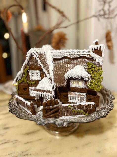 Gingerbread house Homemade Gingerbread House, Gingerbread House Ideas, Gingerbread Cottage, Cool Gingerbread Houses, Chocolate House, Gingerbread House Parties, Gingerbread House Designs, The Best Dessert, Gingerbread House Decorations