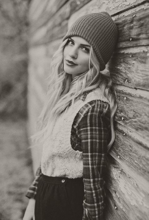 Urban Outfitters Style, Black Pinterest, Fall Engagement Pictures, Fall Portraits, Marina Laswick, Summer Street, Senior Photoshoot, Foto Poses, Fall Photoshoot