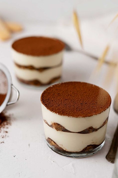 10-Minute Tiramisu For Two (Eggless) - El Mundo Eats Tiramisu For Two, Easy Tiramisu, Easy Tiramisu Recipe, Mason Jar Desserts, Mascarpone Cream, Dessert In A Jar, Dessert For Two, Tiramisu Recipe, Lady Fingers