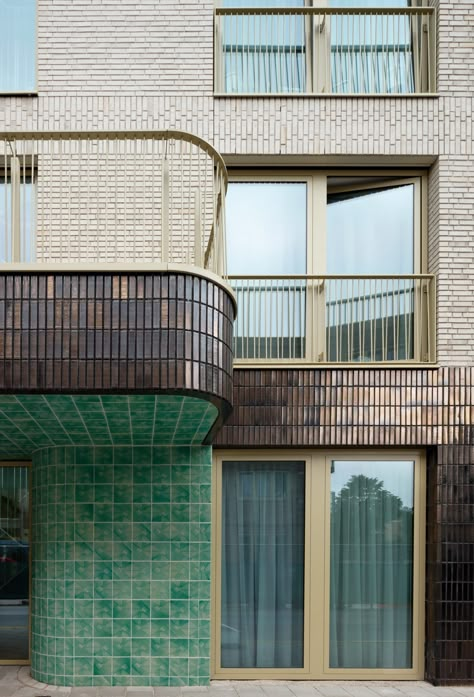 Art Deco Exterior Architecture, Ceramic Facade Architecture, Material Architecture, Apartment Exterior, Glazed Brick, Brick Detail, Brick Architecture, Brick Facade, Brickwork