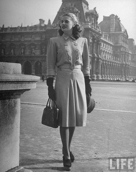 1940s And 1950s Fashion Photography By Nina Leen 1950s Fashion Photography, Nina Leen, Fashion 1950, 1940s Woman, Designer Evening Dresses, Dior Fashion, Paris Woman, Vintage Paris, Female Photographers