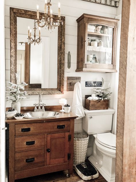 Vintage Decor Bathroom, Winter Bathroom Decor, Winter Bathroom, Modern Vintage Bathroom, Vintage Bathroom Decor, Country Bathroom, Modern Vintage Decor, Old Cabinets, Rustic Bathrooms