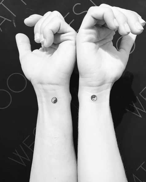 Tiny Tattoo Ideas For People Who Are Afraid To Commit Small Best Friend Tattoos, Ying Yang Tattoo, Matching Best Friend Tattoos, Yang Tattoo, Small Couple Tattoos, Bestie Tattoo, Couple Tattoos Unique, Yin Yang Tattoos, Sibling Tattoos