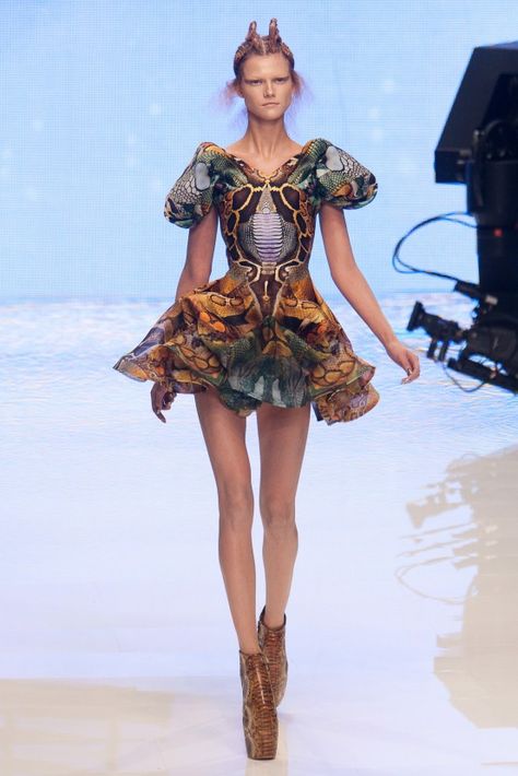 Alexander McQueen Spring 2010 Lee Mcqueen, Alexander Mcqueen Designs, Hudson Taylor, Alexander Mcqueen Savage Beauty, Swift Outfits, Emerson Fry, Savage Beauty, Alexander Mcqueen Fashion, Aria Montgomery