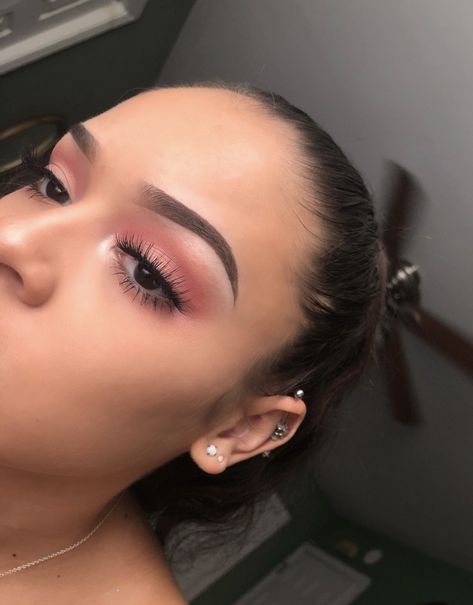 Peachy pink crease with light pink lid Rosa Make-up, Halloweenský Makeup, Revolution Eyeshadow, Light Makeup Looks, Prom Eye Makeup, Pink Eye Makeup, Prom Makeup Looks, Makijaż Smokey Eye, Makeup Eye Looks