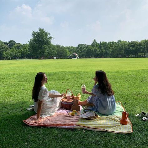 Korean Picnic, Picnic Photography, Winter Picnic, Picnic Vibes, Picnic Theme, Fun Lifestyle, Picnic Aesthetic, Cottage In The Woods, Soft Girl Aesthetic