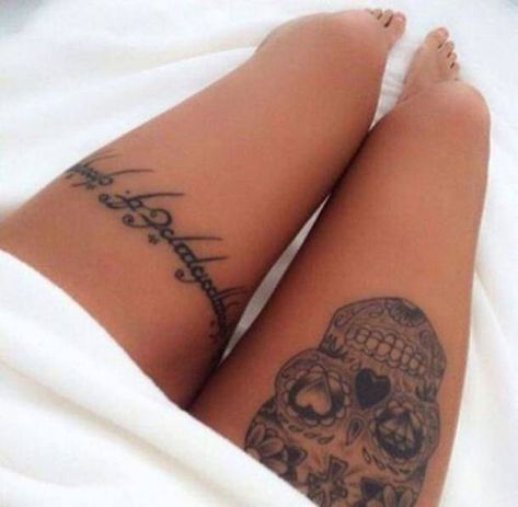 17 Sexy-As-Hell Thigh Tattoos That Will Make You Want To Show Off Your Legs Font Tato, Tato Paha, Girl Thigh Tattoos, Bauch Tattoos, Tattoo Leg, Thigh Tattoos Women, Skull Tattoos, Trendy Tattoos, Tattoo Models