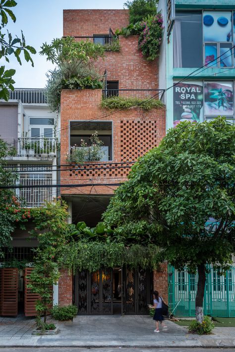 Gallery of Minaka House / Hinzstudio - 22 Japanese Small House, Narrow House Designs, Urban Housing, Small House Elevation Design, Narrow House, Street House, Architecture Inspiration, Tropical House, Small Buildings