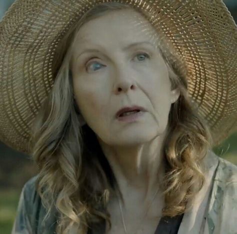 D A N N I Frances Conroy, The Mist, Book Characters, Character Inspiration, Mist, Game Of Thrones Characters, France, Fictional Characters