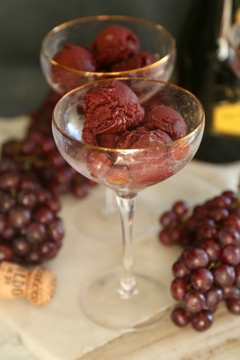 Grapes are perfectly delicious on their own, but if you are looking for a special treat, roast them and turn them into a delicious, light and refreshing grape sorbet! Sorbet Recipes Easy, Wine Sorbet, Prosecco Sorbet, Red Wine Hot Chocolate, Wine Ice Cream, Homemade Sorbet, Boozy Desserts, Sorbet Recipes, Sweet Wine