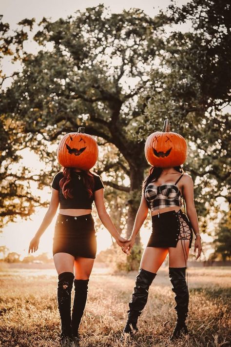 Not mine Pumpkin Head Photoshoot Friends, Vintage Halloween Costumes, Mask Photoshoot, Halloween Shots, Hoodie Weather, Bestie Pics, Bouidor Photography, Friendship Photoshoot, Halloween Photography