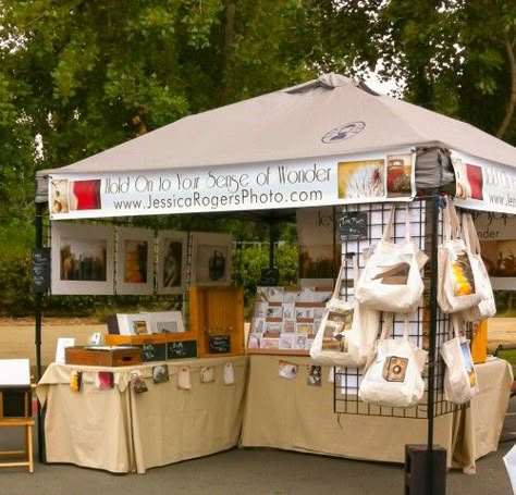 Farmers Market Dog Display, Market Stall Set Up Ideas, Market Booth Signage, Stand Bazar Ideas School, Cute Farmers Market Booth, Farmer Market Display Ideas, Farmers Market Set Up, Outdoor Market Booth Ideas, Farmers Market Booth Ideas