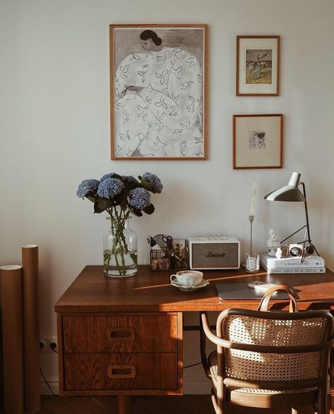 Computer Desk In Bedroom, Cottage Desk, Sweet Interior, Small Bedroom Inspiration, Apartment Aesthetic, Minimal Decor, Wood Interiors, Dream House Decor, Home Office Design