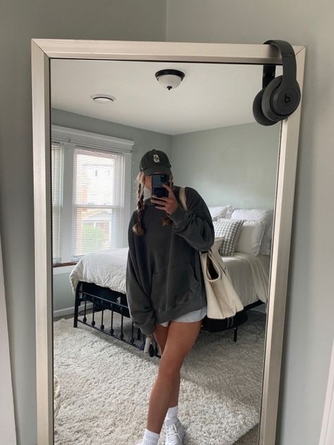 Lazy Hat Outfits, Causal College Fits, Usa College Outfit, College Athletic Outfits, College Tee Outfit, Charcoal Hoodie Outfit, Study Outfit Aesthetic College, Study Outfit Aesthetic Comfy, College Leggings Outfit