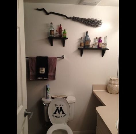 If you've ever dreamed of living in the wizarding world, these are for you! Harry Potter Toilet Ideas, Harry Potter Themed Bathroom, Harry Potter Bathroom Decor, Library Bathroom, Potion Stickers, Harry Potter Bathroom, Themed Homes, Harry Potter Room Decor, Harry Potter Bedroom