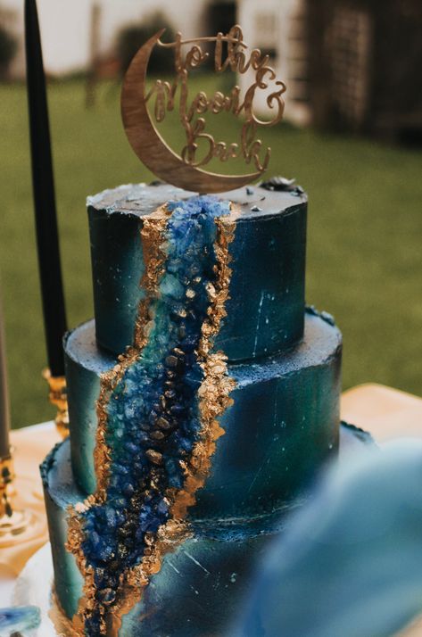 Agate Wedding Cake, Wedding Cake Crystal, Blue Geode Wedding Cake, Teal Geode Cake, Geode Galaxy Cake, Amethyst Wedding Cake, Crystal Geode Cake, Galaxy Themed Wedding Cake, Cosmic Wedding Cake