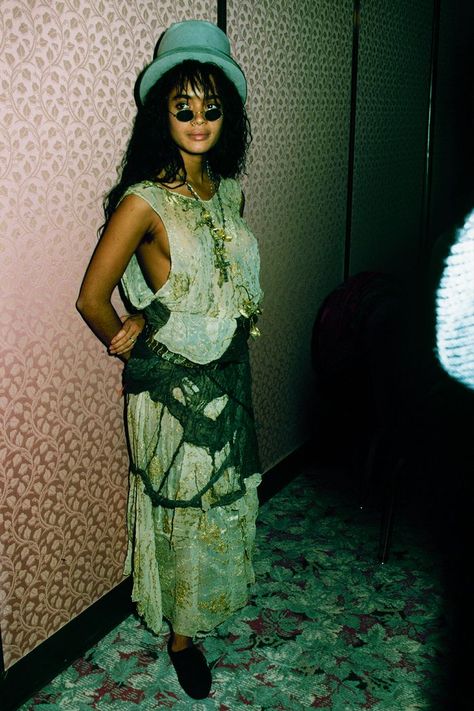 90s fashion: Lisa Bonet wearing oval sunglasses, a sheer dress and a top hat Nineties Fashion, The 90s Fashion, Emerging Designers Fashion, Lisa Bonet, Earthy Outfits, 90's Fashion, 1990s Fashion, 90s Outfit, Gal Gadot