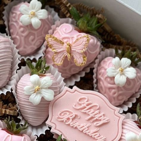 Fresa Bites on Instagram: "Did I mention that pink strawberries are my favorite strawberries ? Pink birthday strawberry box with a hint of gold ✨ • • • #chocolatecoveredstrawberries #dippedberries #dippedinchocolate #dippedtreats #ediblearrangements #smallbusiness #portstlucie #dippedberries" Happy Birthday Chocolate Strawberries, Happy Birthday Strawberries, Valentines Chocolate Covered Strawberry, Birthday Chocolate Covered Strawberries, Pink Chocolate Covered Strawberries, Bday Gift Ideas, Valentine Chocolate Covered Strawberries, Dipped Berries, Treat Business