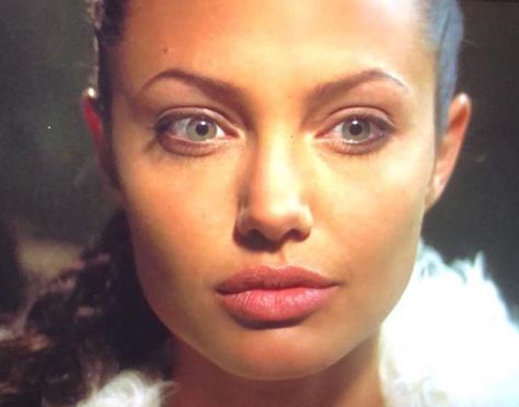 Angelina Jolie Nose, Angelina Jolie Face, Tomb Raider Angelina Jolie, Angelina Jolie Lips, Angelina Jolie Young, Angelina Jolie Makeup, Vogue Beauty, Nose Job, Lip Fillers