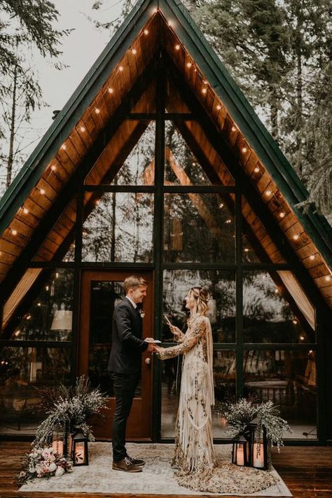 planning a small wedding with intimate vow ceremony Trailer Wedding, Airbnb Wedding Venues, Airbnb Wedding, Urban Wedding Venue, Joshua Tree Wedding, Cabin Wedding, 1920s Wedding, Mount Rainier National Park, Wedding Sarees