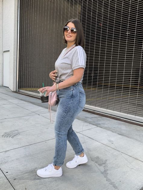 CASUAL OUTFIT: ADIDAS T & MOM JEANS Tshirt And Sneakers Outfit, T Shirt And Jeans Outfit Casual, High Waisted Mom Jeans Outfits, Curvy Mom Jeans Outfit, Mom Jeans And Sneakers Outfit, Mom Jeans With Sneakers, Casual Curvy Outfits, T Shirt And Jeans Outfit, Mom Jeans Outfit Summer