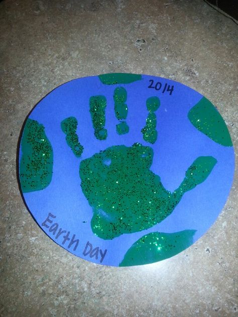 Earth Day Arts And Crafts For Toddlers, Earth Art Craft Preschool, Our Green Earth Preschool, Earth Day Crafts Infants, Earth Day Fine Motor For Toddlers, Earth Art For Preschool, Earth Day Prek Craft, Earth Week Crafts For Toddlers, Arbor Day Activities For Toddlers