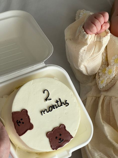 Bento Cake Monthly Milestone, One Month Cake Baby Girl, 1 Month Old Cake, Happy 2 Months Baby, One Month Old Baby Pictures, Happy 2 Months, Baby Easter Pictures, 2 Month Baby, 4 Month Baby