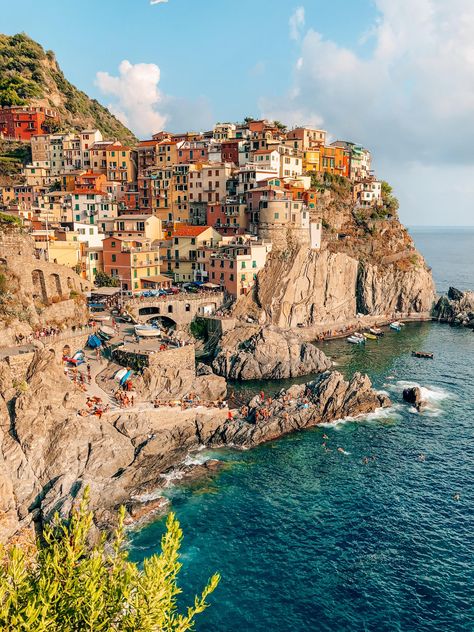 #Manarola célèbre village des #cinqterre en #Italie Manarola Italy, Aesthetic Italy, Places In Italy, Italy Aesthetic, Beautiful Places To Travel, Travel Inspo, Travel Aesthetic, Aerial View, Vacation Spots