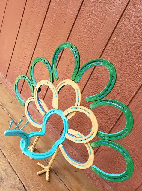 Horseshoe Decor Ideas, Diy Horseshoe Crafts Projects, Welding Idea Projects, Horseshoe Turkey, Horseshoe Art Welded, Bolt Crafts, Horseshoe Gifts, Horseshoe Crafts Projects, Welding Crafts