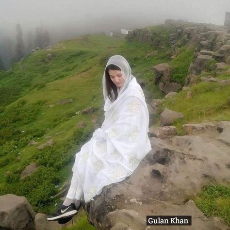 Reham Khan, Kashmir Pakistan, Azad Kashmir, Dp Stylish, Girls Dp Stylish, Beautiful Love Pictures, Girls Dp, Nature Beauty, Pakistan