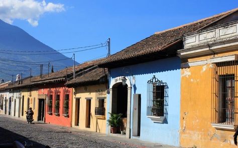 Antigua Guatemala might seem as a small, traditional, Central American town. But it is a luxury tourist destinations offering all the amenities. Vinegar Based Bbq Sauce, Carolina Bbq, Architecture Ancient, American Town, Carolina Bbq Sauce, Paprika Pork, Bbq Sauce Recipe, Bbq Smokers, Baby Back Ribs