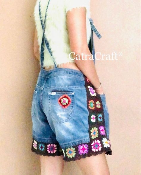 DiY crochetdenim Upcycling Clothes With Crochet, Crochet Denim Shorts, Crochet On Jeans, Jean Crochet, Denim And Crochet, Crochet Jeans, Jeans Crochet, Denim Crochet, Crochet Beach Wear