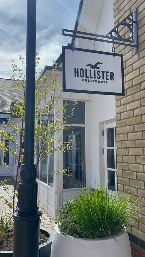 Hollister , aesthetic , store , summer Hollister Aesthetic, Hollister Store, Hollister Shop, Aesthetic Store, Hollister Clothes, Aesthetic London, Usa Bucket List, Aesthetic Stores, London Shopping