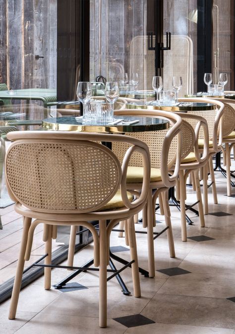 Restaurant Chairs Design, Coffee Shop Tables, Comfortable Living Room Chairs, Studio House, Casa Vintage, Stil Boho, Rattan Dining Chairs, Solid Wood Dining Chairs, Sopot