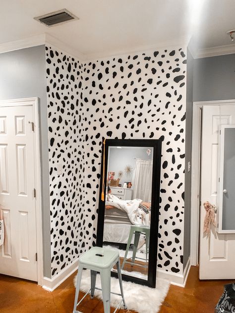 DIY Dalmatian print wall Aesthetics Room Decor, Lights Room, Room Decoration Bedroom, Room Decoration Aesthetic, Decorations Lights, Dalmatian Print, Cute Bedroom Decor, Redecorate Bedroom, Cozy Room Decor