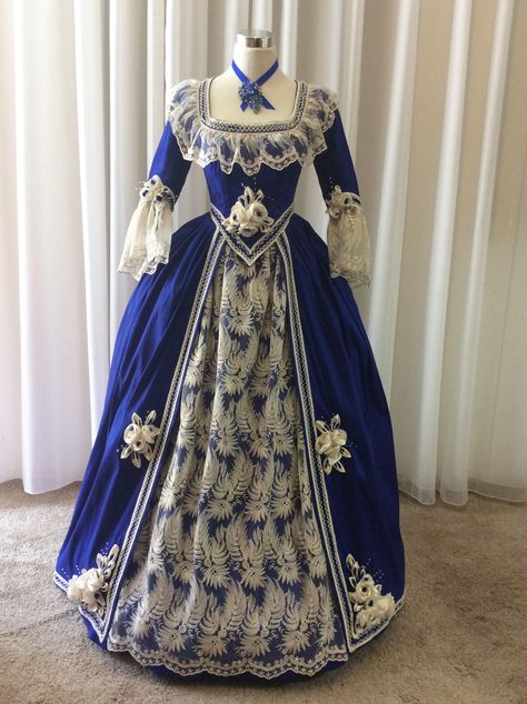 Blue Royal Dress, Elegant Dress Design, Blue Victorian Dress, Victorian Era Dresses, Medieval Reenactment, Royal Clothes, Royal Dresses, Lace Silk, Medieval Dress