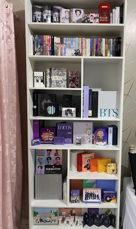 Kpop Album Bookshelf, Bts Shelf Ideas, K Pop Shelf Ideas, Stray Kids Room Decor, Kpop Bookshelf, Bookstore Christmas, Music Shelf, Album Shelf, Kpop Albums Shelf