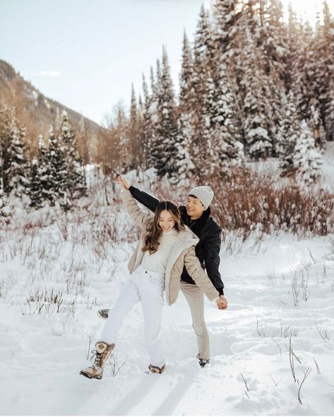 Winter Prewedding Photoshoot, Snowy Photoshoot, Pre Nup Photoshoot, Winter Couple Pictures, Couple Photography Winter, Winter Vacation Outfits, Save The Date Pictures, Wedding Fotos, Fall Photo Shoot Outfits