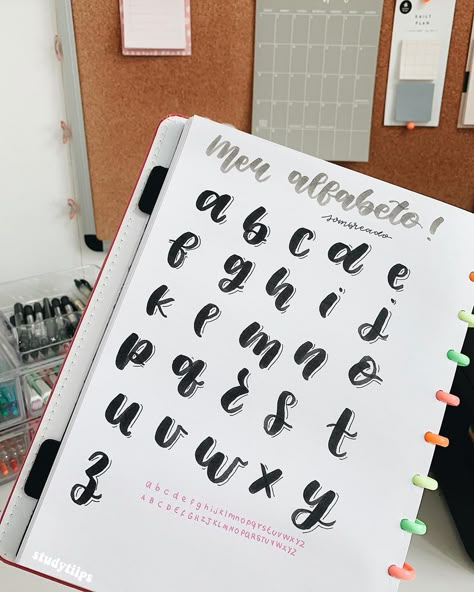 Letting Alfabeto, Alfabeto Lettering Brush, Alfabeto Brush Pen, Artes Lettering, Alfabeto Lettering, Brush Lettering Alphabet, Bullet Journal Hand Lettering, Handwriting Examples, Pretty Handwriting