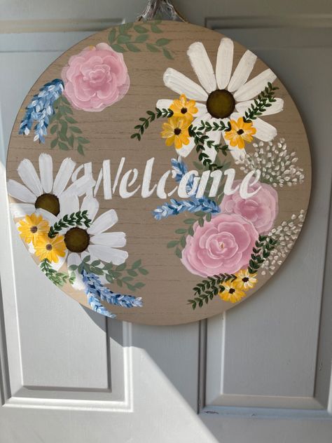 Easy Painting Ideas On Circle Wood, Wooden Circle Painting, Wooden Circle Painting Ideas, Circle Painting Ideas, Round Mdf Board Painting, Flower Painting Round Canvas, Hand Painted Flower Circle, Wood Wreaths, Door Rounds