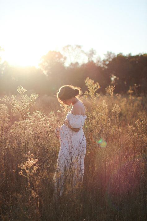 Sunset Maternity Photography, Maternity Picture Outfits, Fall Maternity Photos, Maternity Photography Poses Outdoors, Outdoor Maternity Photos, Maternity Photography Poses Couple, Maternity Photo Outfits, Maternity Photography Poses Pregnancy Pics, Maternity Photography Outdoors